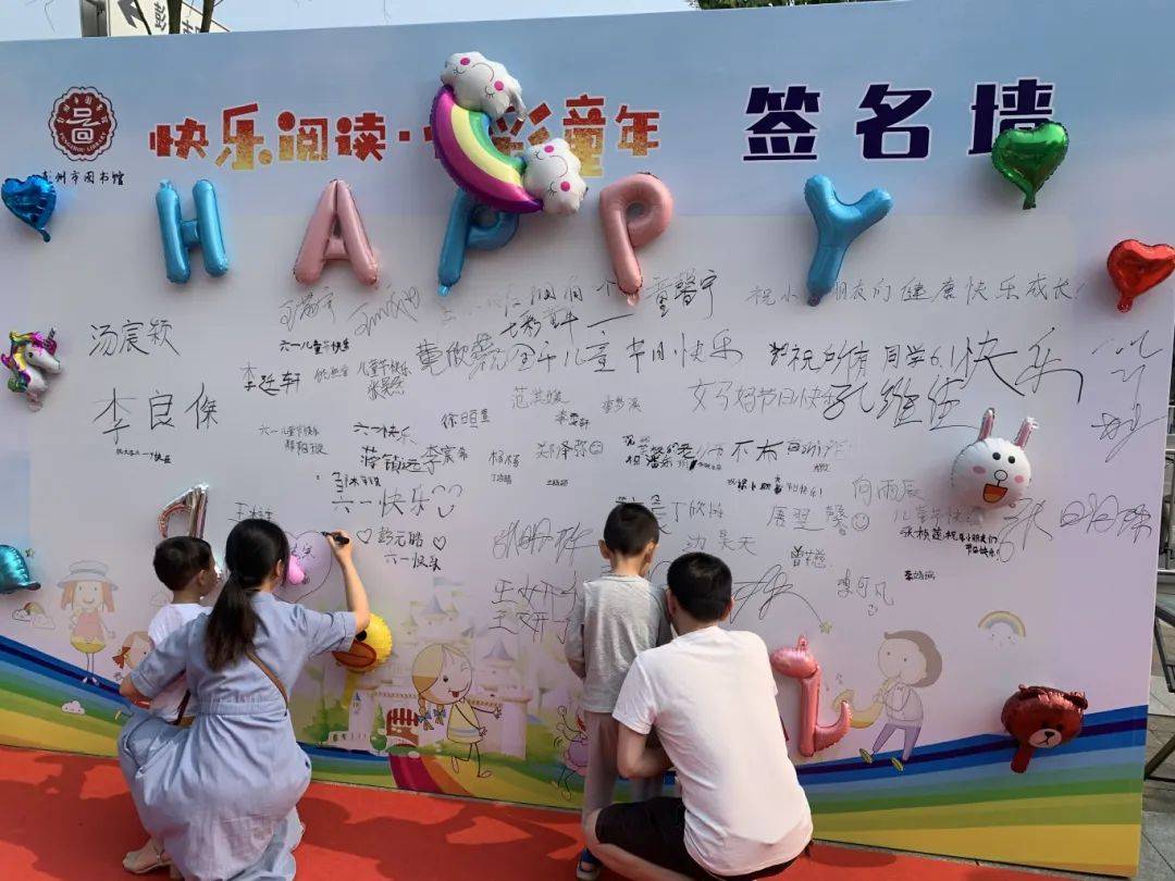 在现场搭建涂鸦墙,开展互动涂鸦活动,邀请亲子家庭发挥想象,共同完成