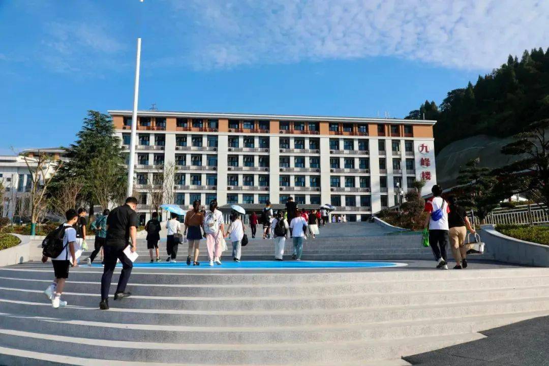 2023年9月1日,新龙舟坪中学开学迎新.