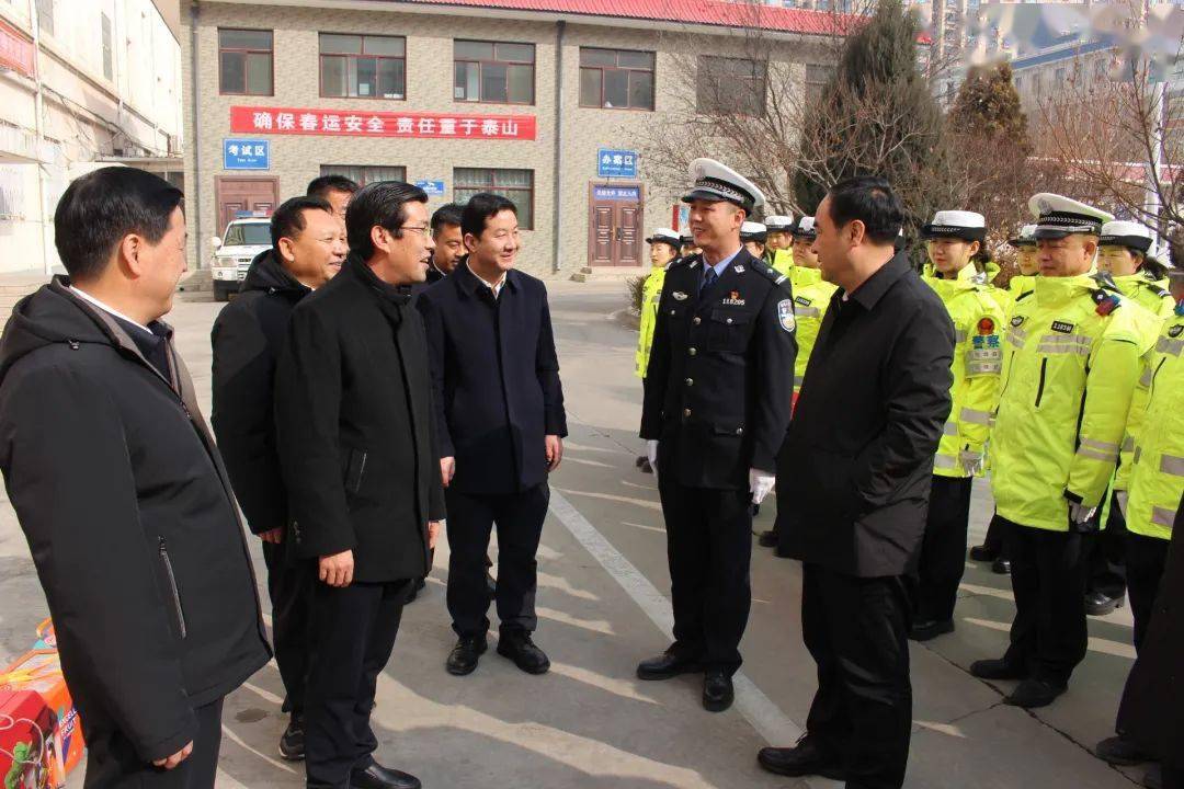 慰问中,县委书记张振亚详细了解了春节期间各项工作部署情况,对民辅警