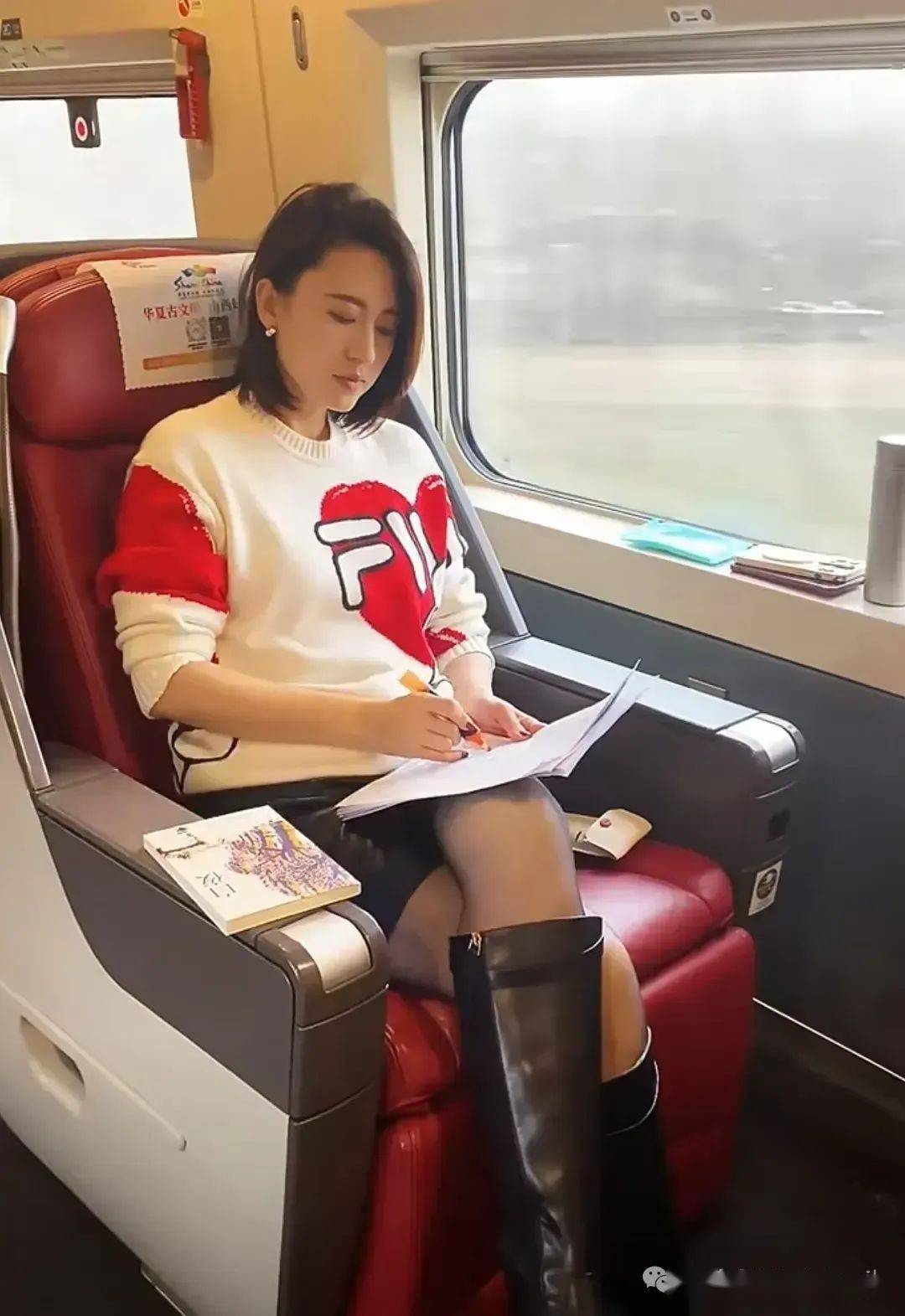 张蕾坐高铁回山西,小女儿罕见露面,孩子背书包穿雪地靴打扮普通