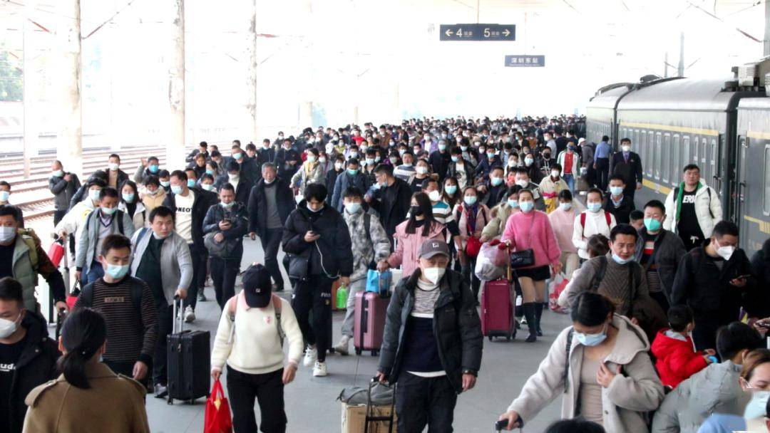 踏上了千里返乡路值乘的k1282次列车乘坐国铁济南局济南客运段400余