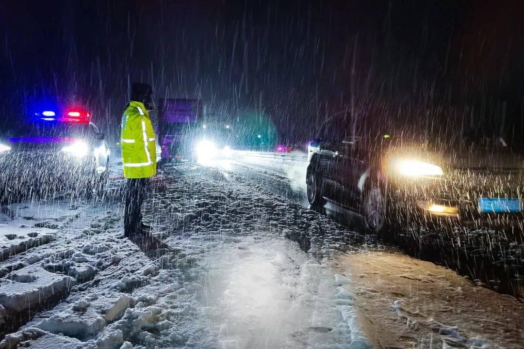 暴雪來襲,高速公路交巡警守護溫暖回家路_秀山_道路