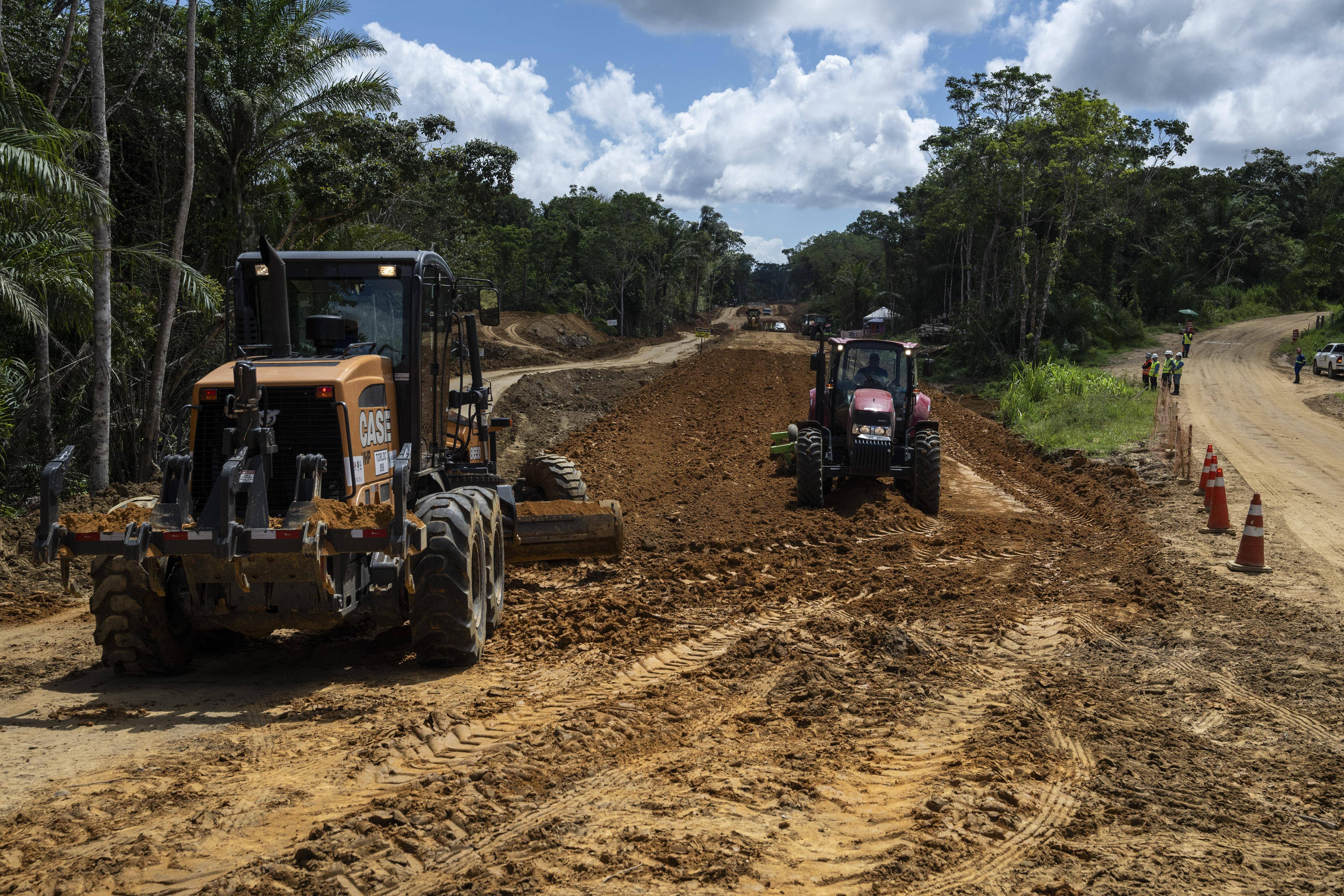 锦绣中国年丨巴西东西铁路建设项目上的中国年_新华社_巴伊亚州_员工