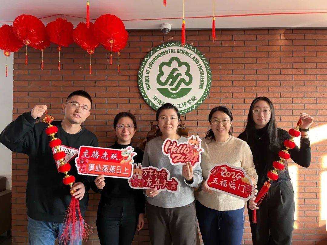 左起:王明阳(团委书记,学工办主任),李寅冬,王颖(党委副书记),谭