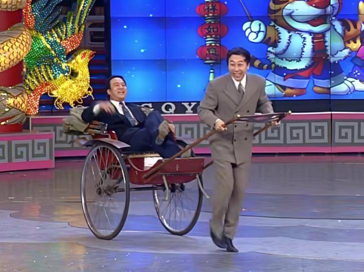 回顾春晚横跨22年的那些足球元素_冯巩_牛群_相声