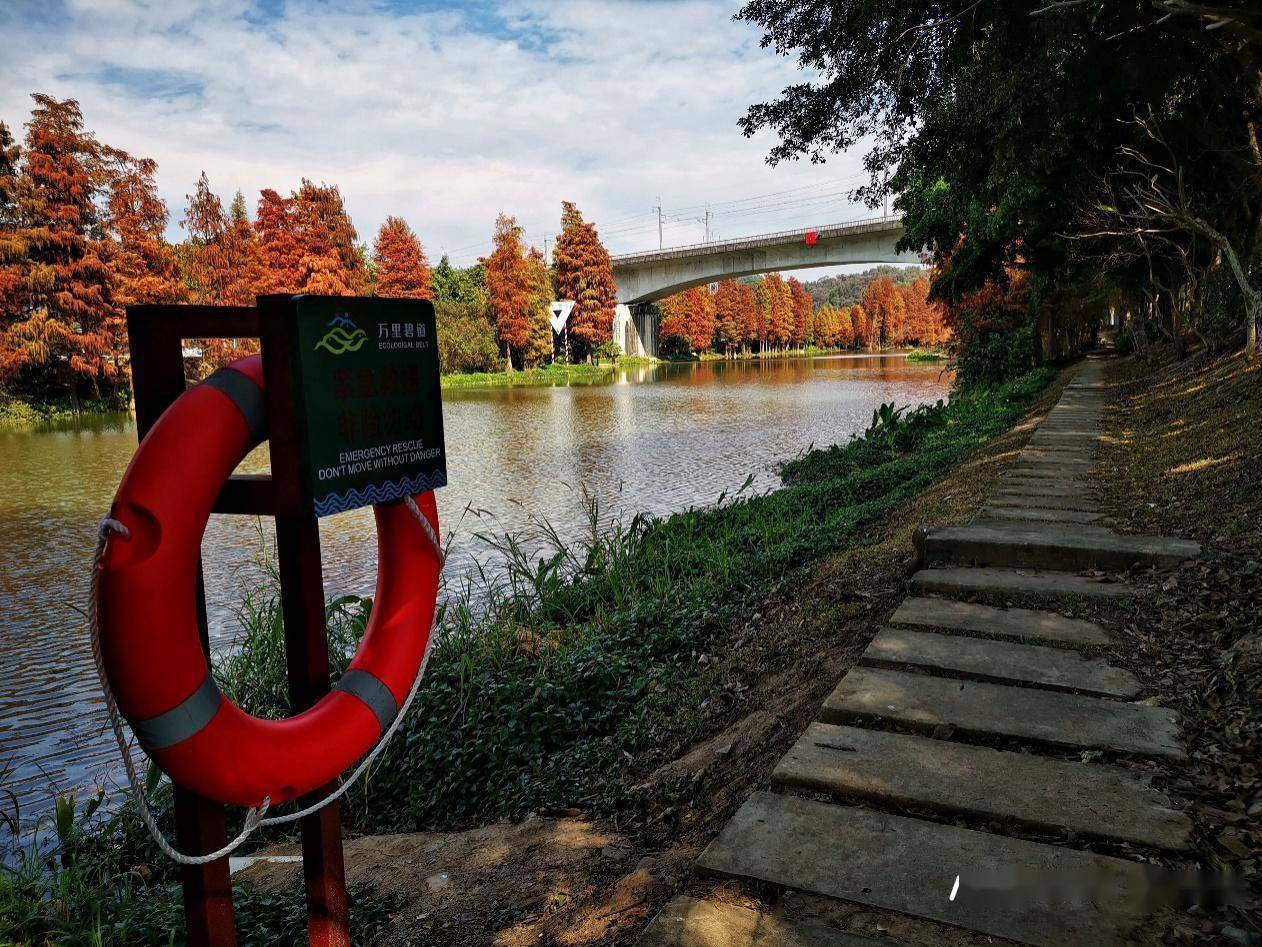 南臨滴水巖森林公園,是一個集