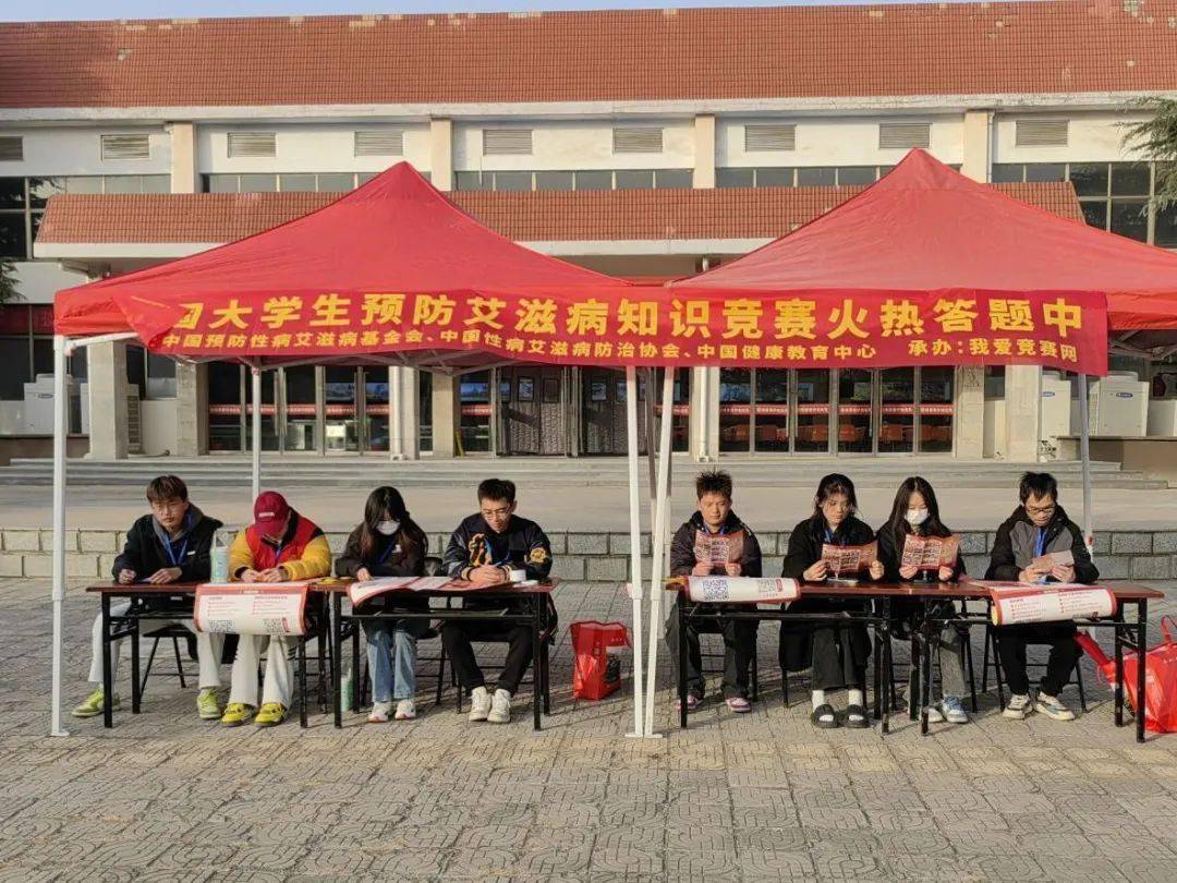 04校运动会服务工作红十字协会在校运动会比赛现场,穿着统一的红十字