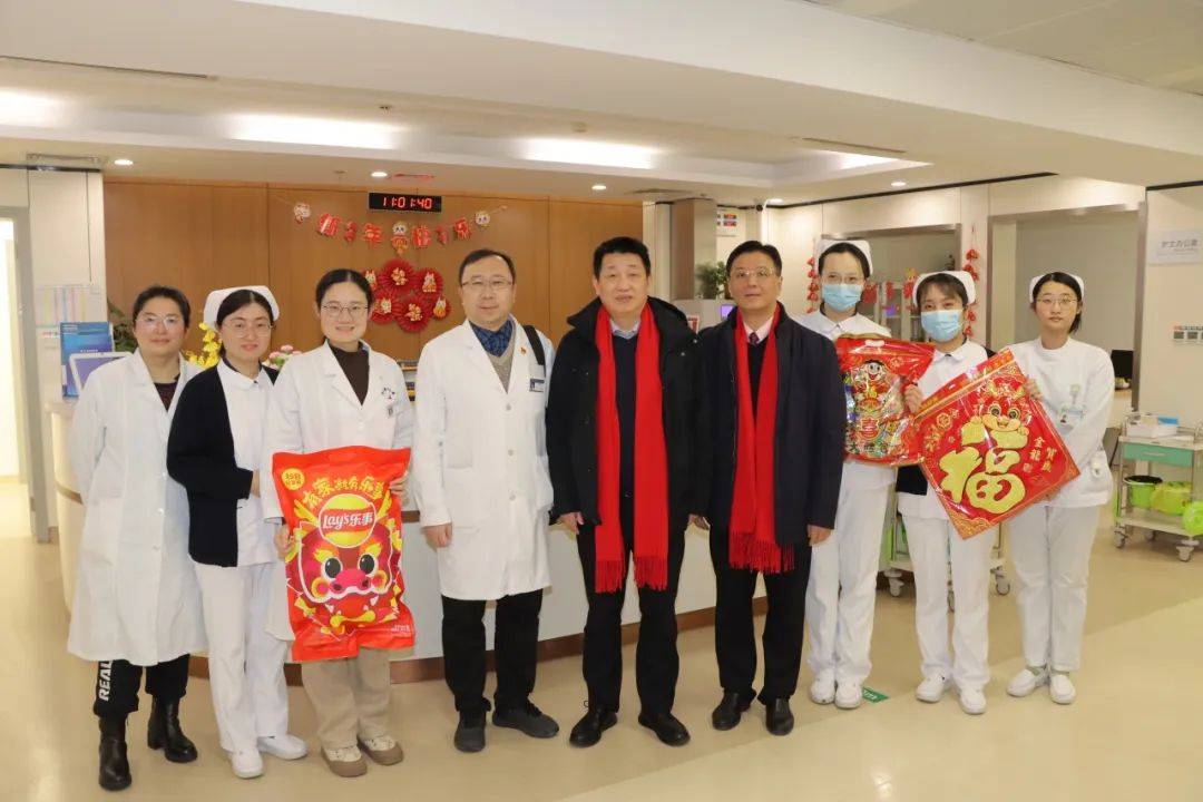 大年初一,院领导带队看望慰问坚守在一线的