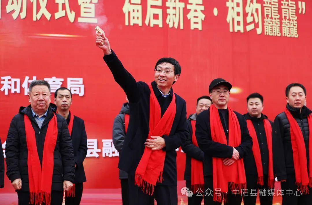 上午9时,随着县委书记王峰鸣枪发令,"福启新春·相约龘龘"健身跑活动