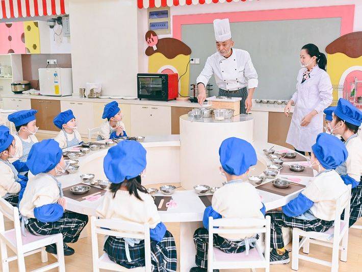 促进幼儿发展优先理念落地普陀区积极践行"幼儿发展优先理念",制读怂