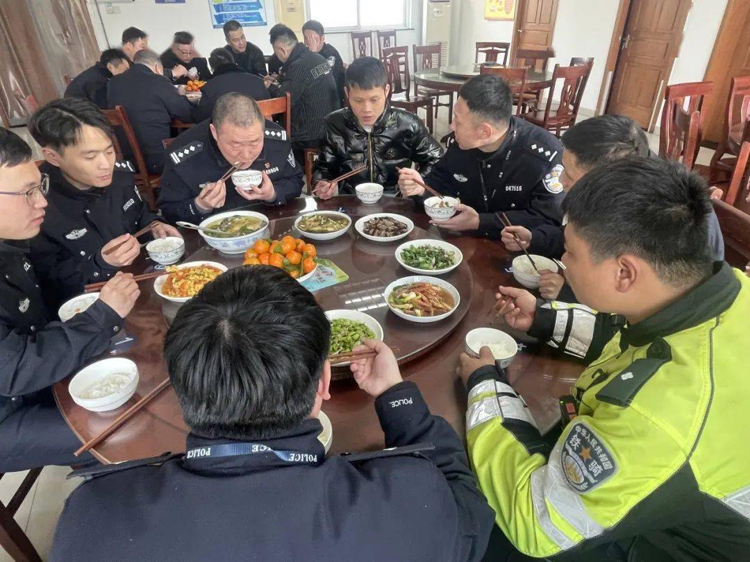 派出所里的年夜饭,多了一张陌生面孔……_浦陈威_奶茶_桐乡