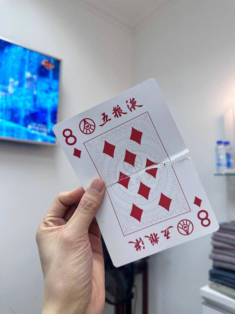 2024央视春晚最搞笑瞬间出炉！他的扑克牌没对上