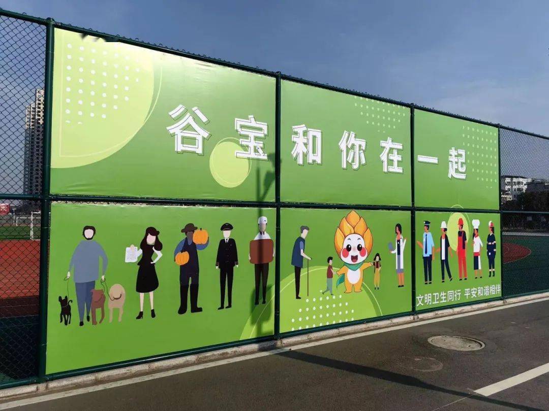 站着一个可爱的小黄宝宝高铁站路口,裕丰广场等处体育场,谷城商场,县