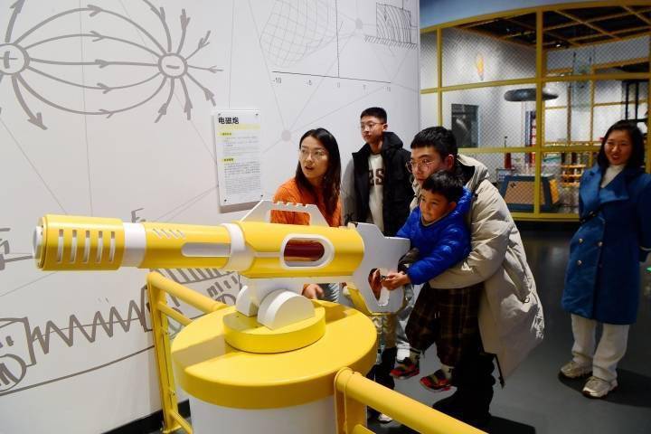 初一金华科技馆里过大年:感受科学魅力 乐享假日生活