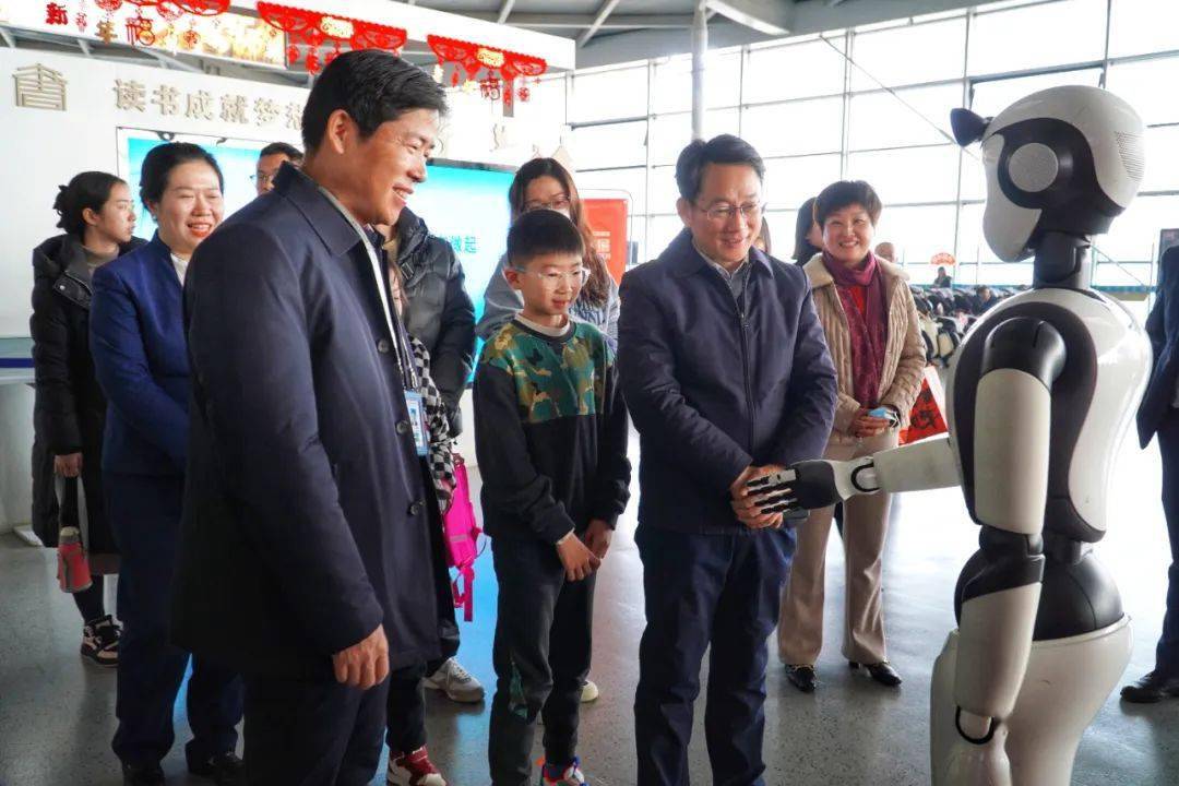 二期扩建工程常务副总指挥徐长富,机场公司党委委员,副总经理汤景春