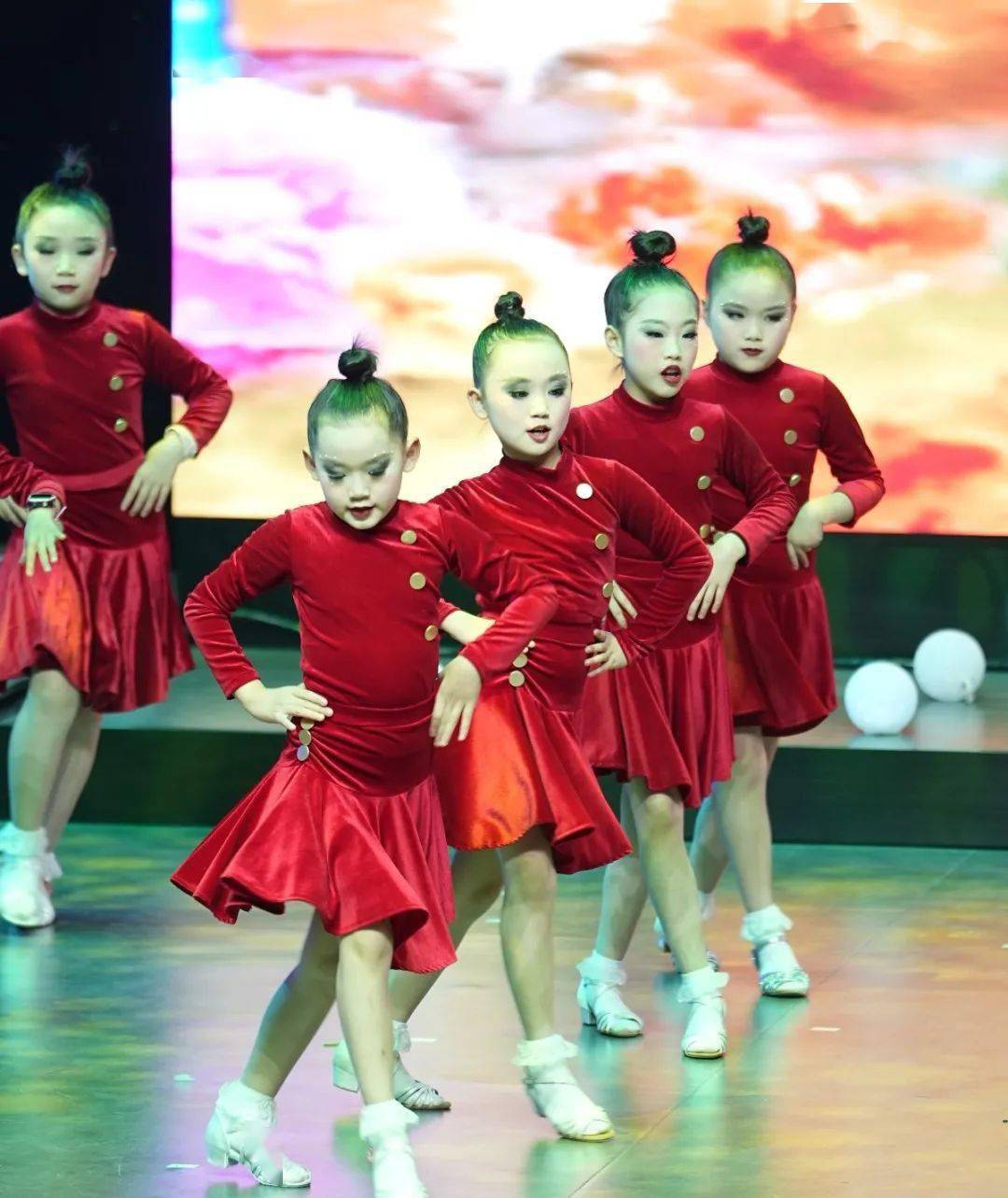 灯火里的中国我们相亲相爱,灯火灿烂的中国梦,荡漾着心中的歌.