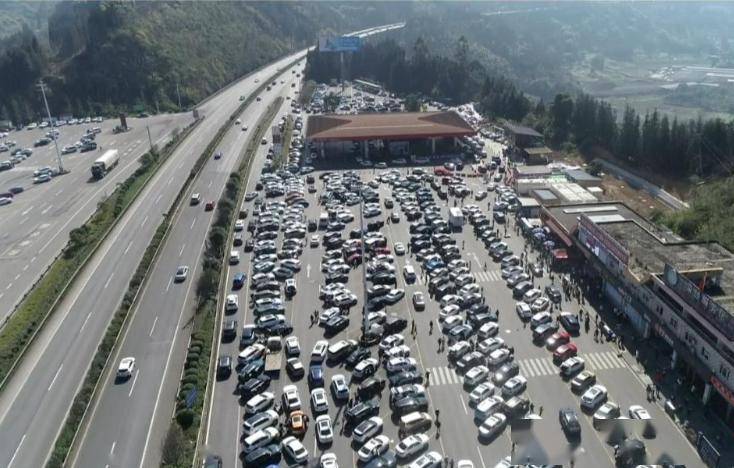 雅西高速车流量较大,沿线多个服务区已饱和_宁南_公安