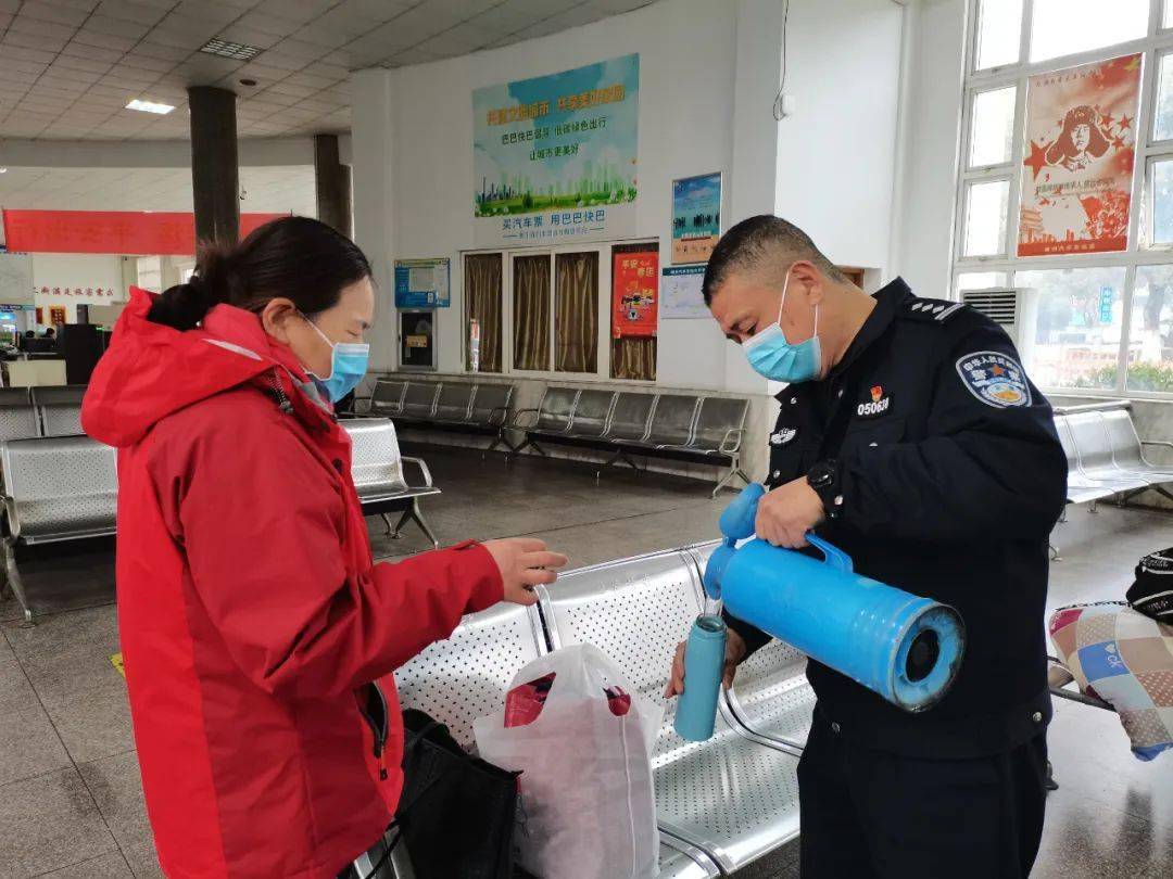 正在帶班巡邏的錢峰警官介紹道,雖然今年春運客流量不算太大,但客運