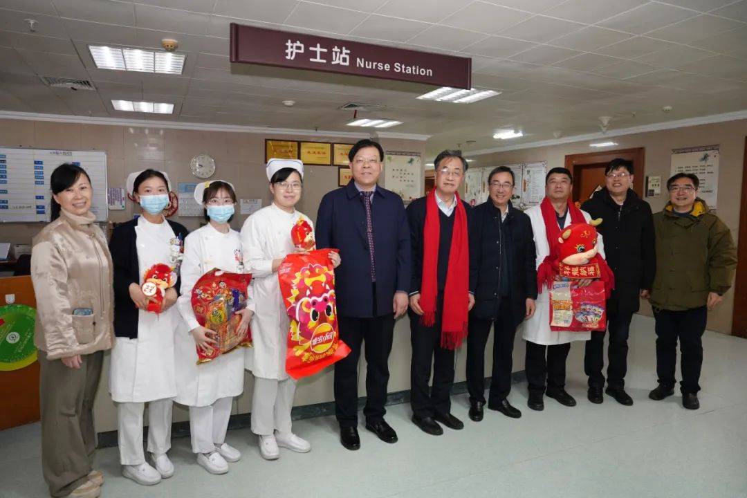 大年初一,院领导带队看望慰问坚守在一线的
