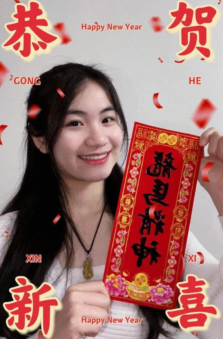 在这喜庆的龙年之际,作为第一届青运会火炬手,我向学校全体教职工和