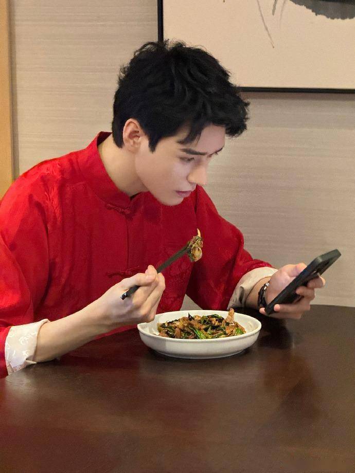 明星晒年夜饭,刘涛丰盛,毛晓彤春晚特供,龚俊简朴岳云鹏接地气_家人