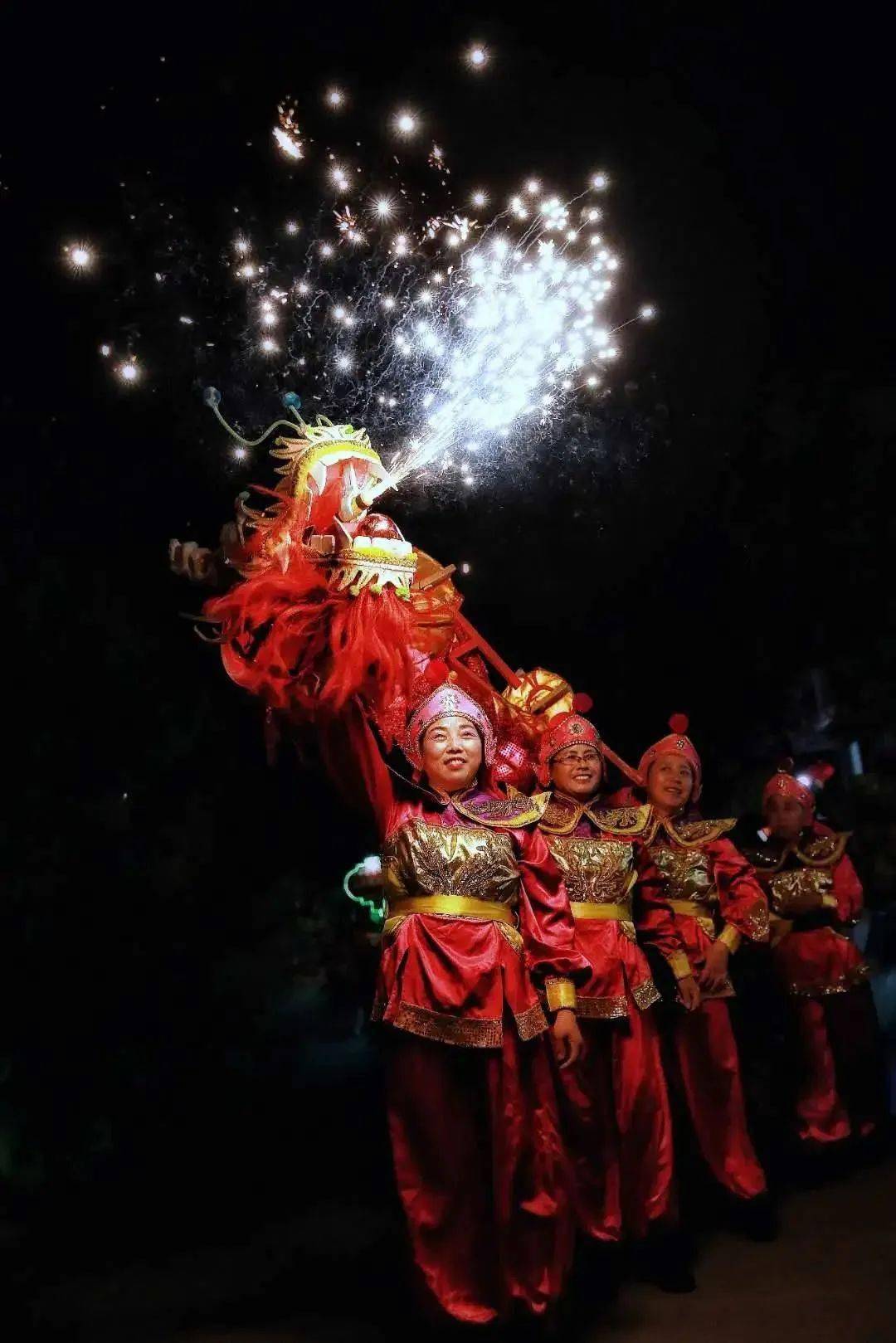 活动在兴化沙沟镇流传至今的有二三十种舞龙全套动作据老艺人讲转大圈