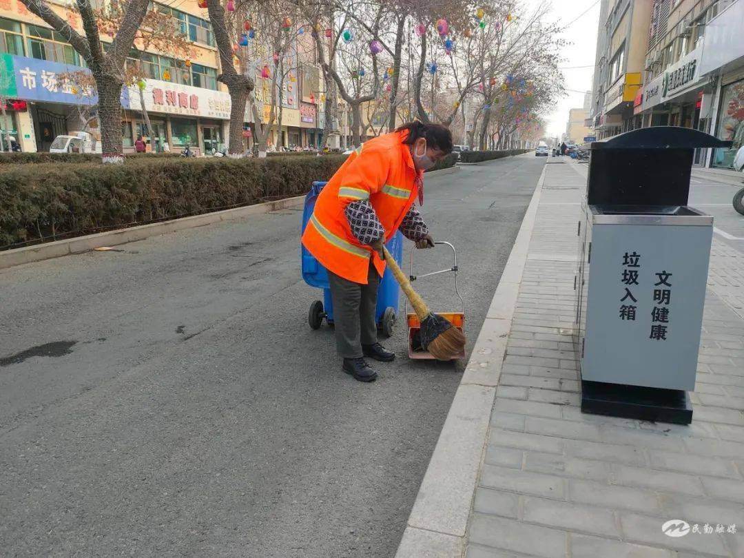 今年51岁的杨得军是一名垃圾清运车驾驶员,环卫工作他一干就是13年