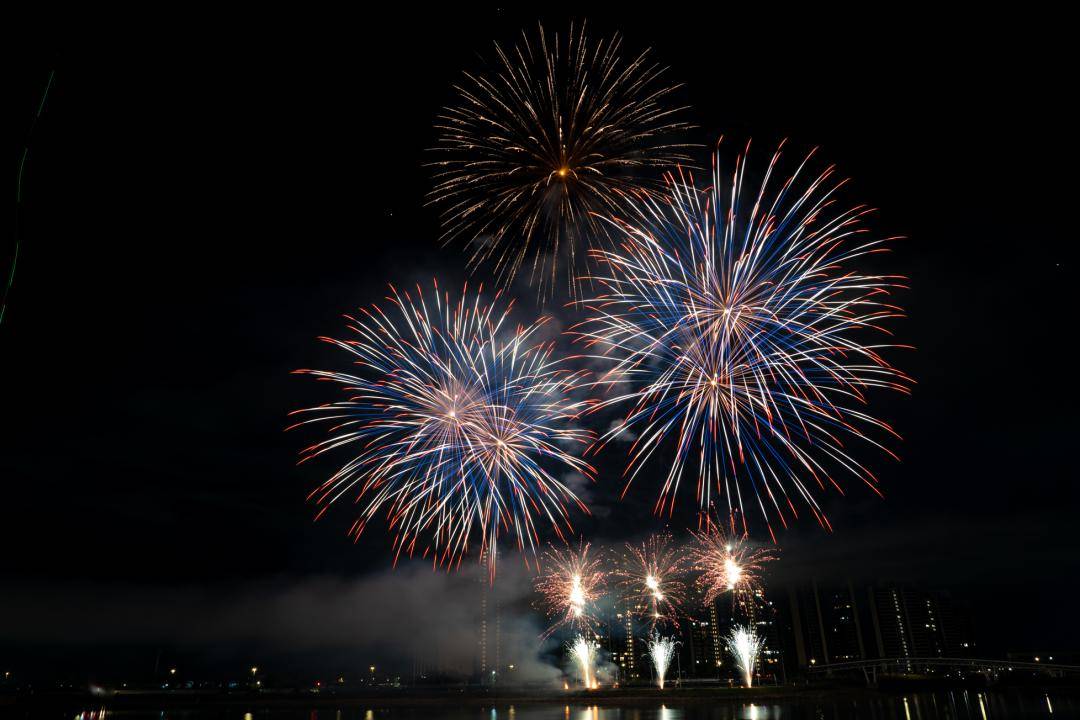 区融媒体中心记者罗惠妍摄市民大饱眼福,流连忘返一簇簇焰火升腾而起