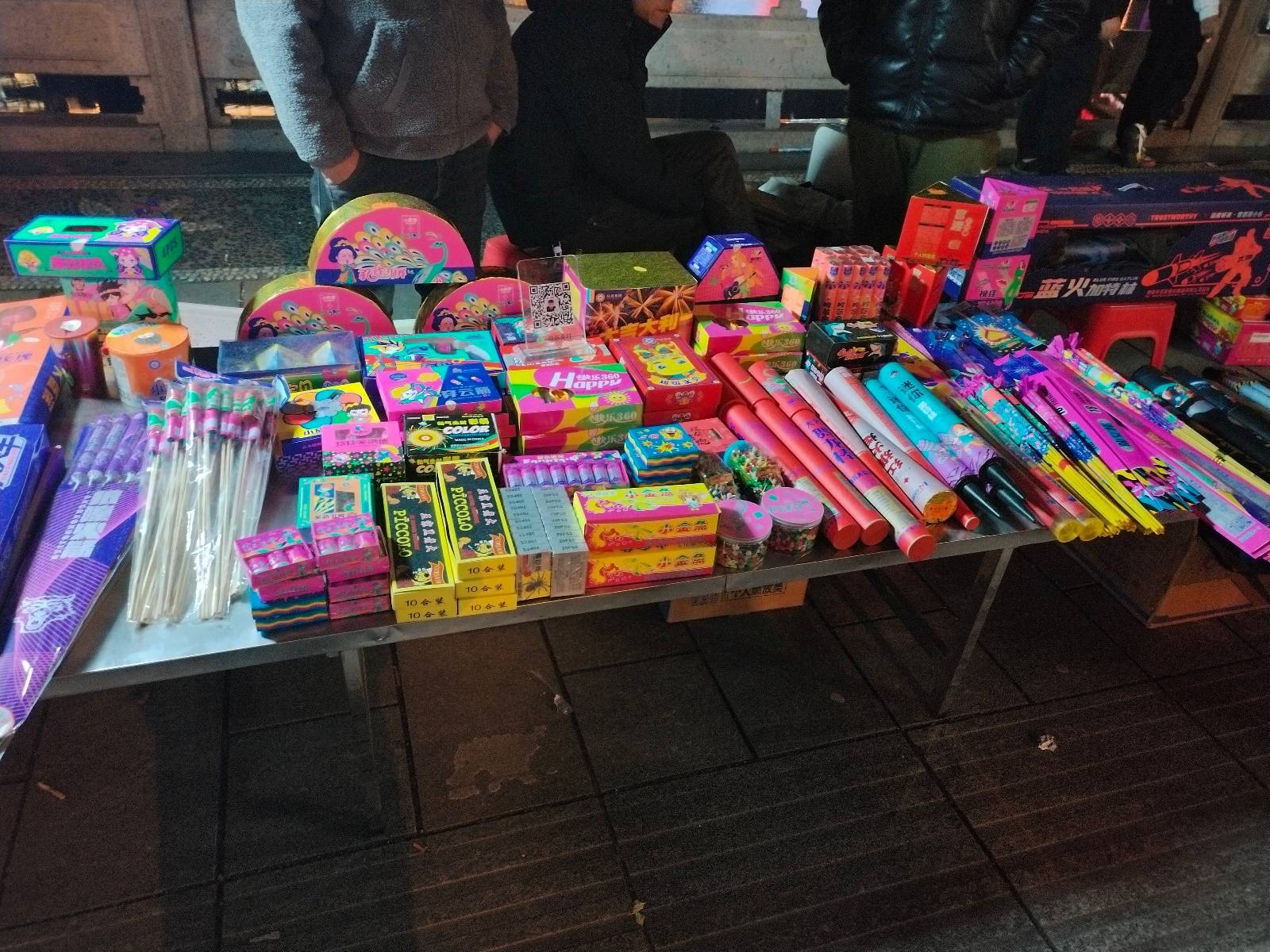 浏阳河边的烟花摊贩.