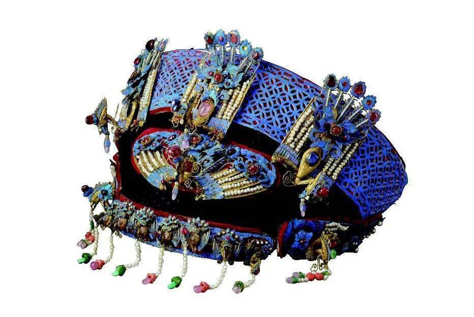 想亲眼一见光绪帝皇后穿吉服时所戴的镀金点翠镶珠石凤钿子,别提有多