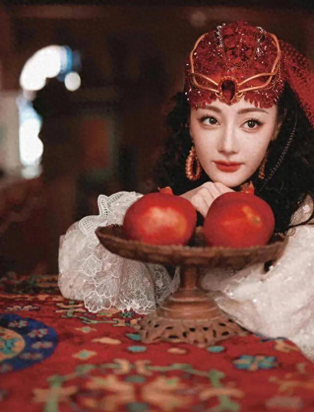 美女演员迪丽热巴央视春晚最新营业照出炉啦!好美的花