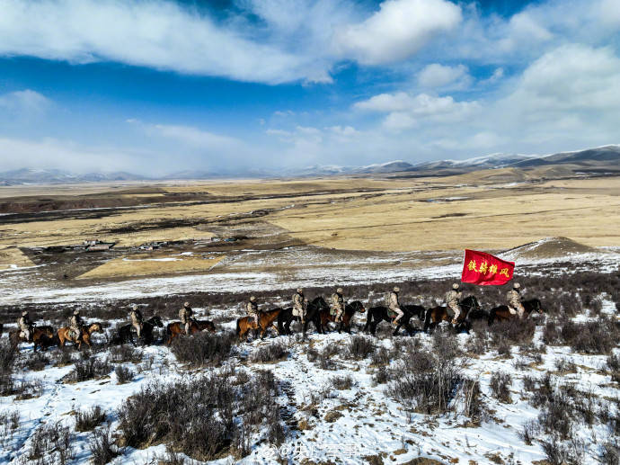 坚守!火箭军某部骑兵连官兵巡逻在雪域高原_王静_赵锋_青春