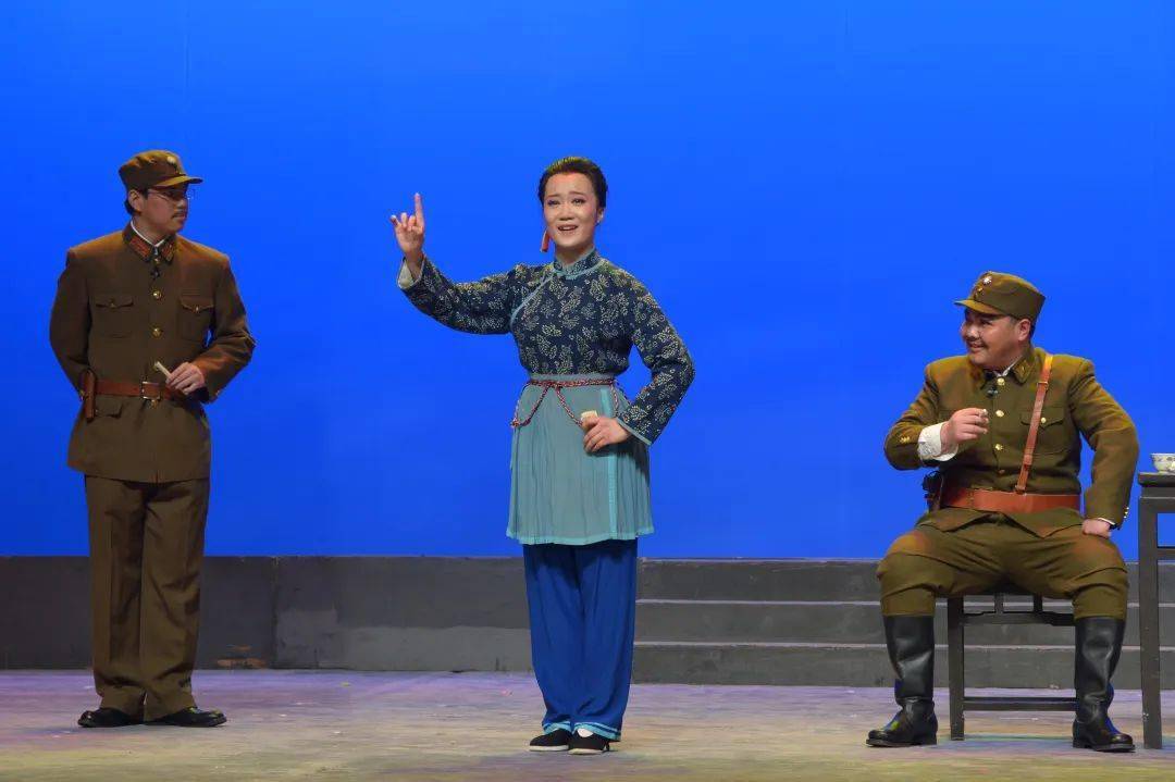 胡歌,唐嫣沪语合唱"排骨年糕"出圈,但是央视春晚上的!