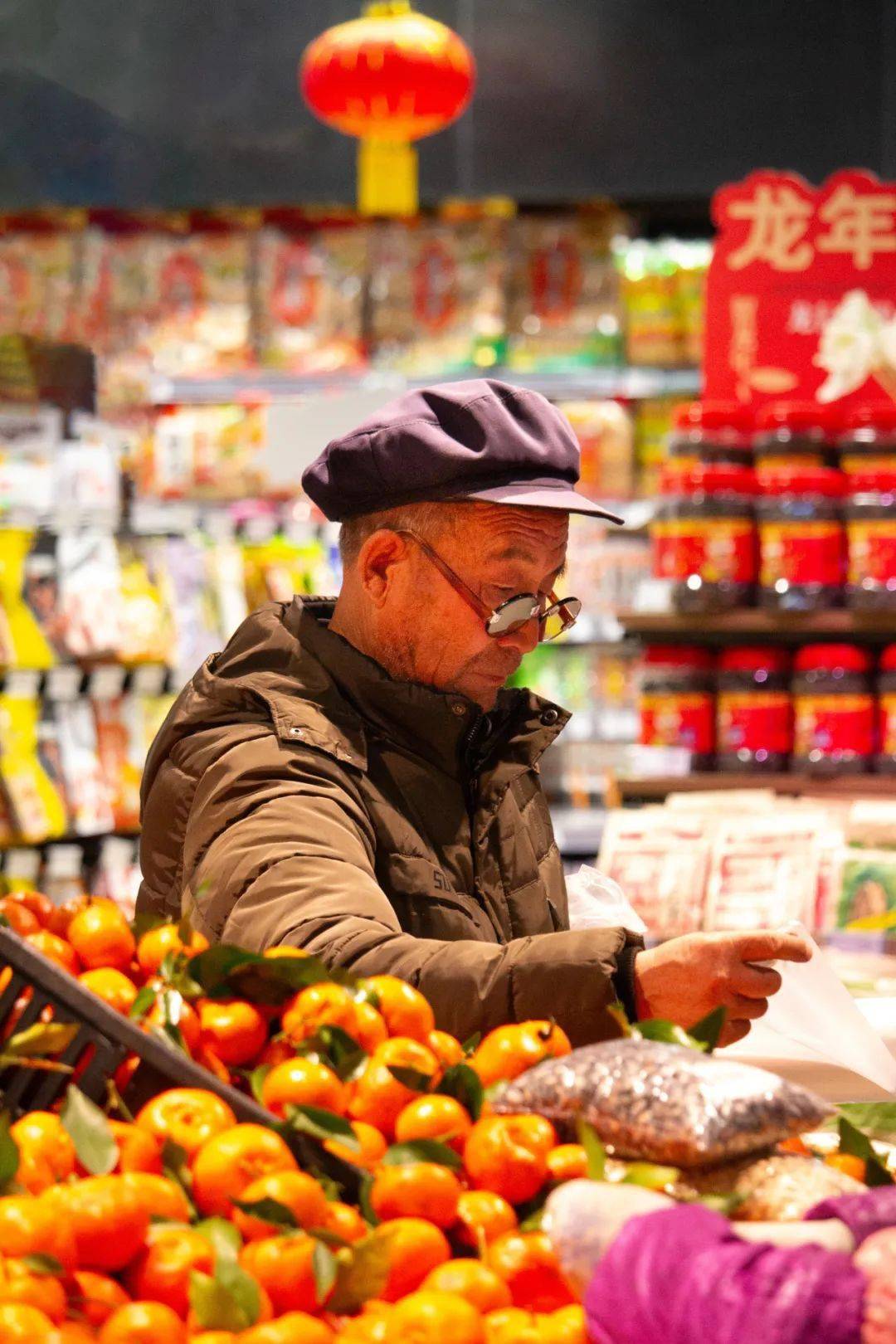 辞暮尔尔,烟火年年_年味_人们_带着