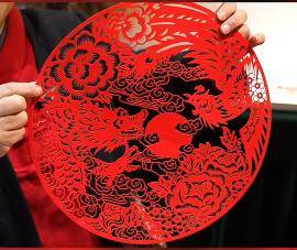来到张秀娟剪纸博物馆,只见一张张红色纸张,在张秀娟的手上和剪刀之间