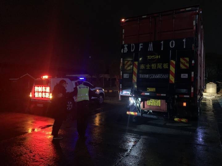 大车小车统统"亮尾",修车不下高速_冯道辉_嘉兴_驿站