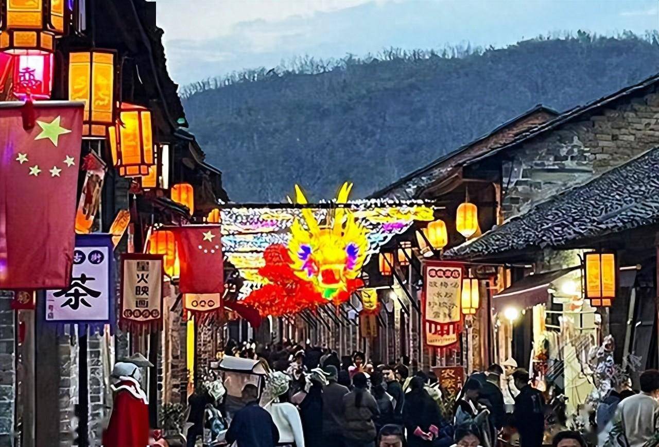 赏灯会 品砖茶 逛非遗 穿汉服 羊楼洞古镇开启精彩"寻龙"之旅_游客