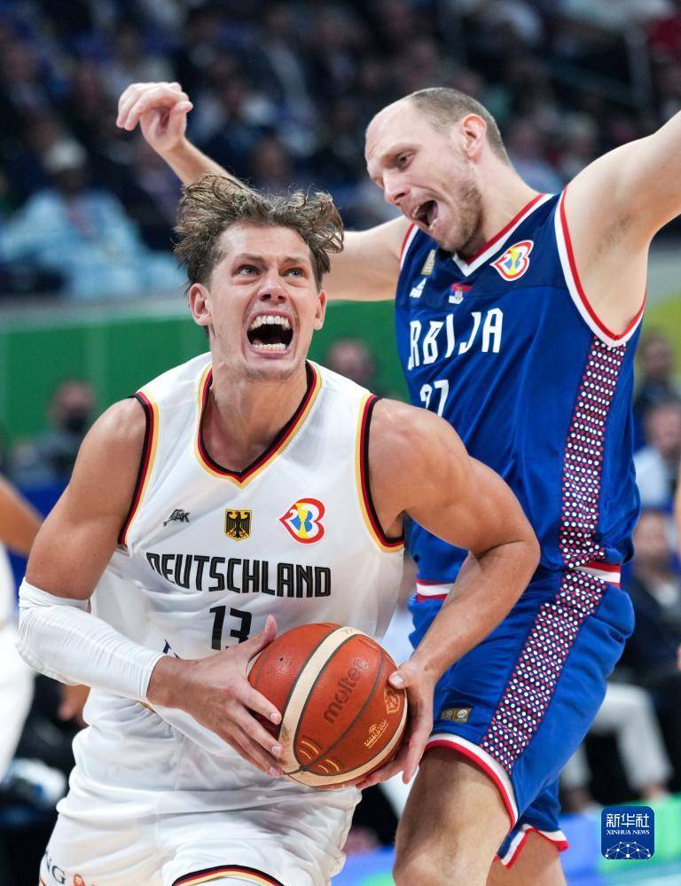 9月10日,德国队球员莫里茨·瓦格纳(左)在比赛中突破。新华社记者