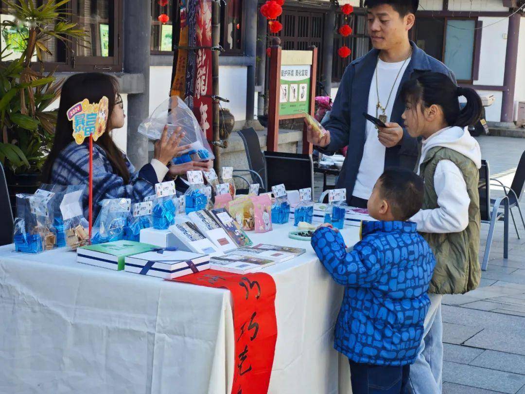 大学生摆摊!富阳这场市集,太火爆_摊位_市民_文化