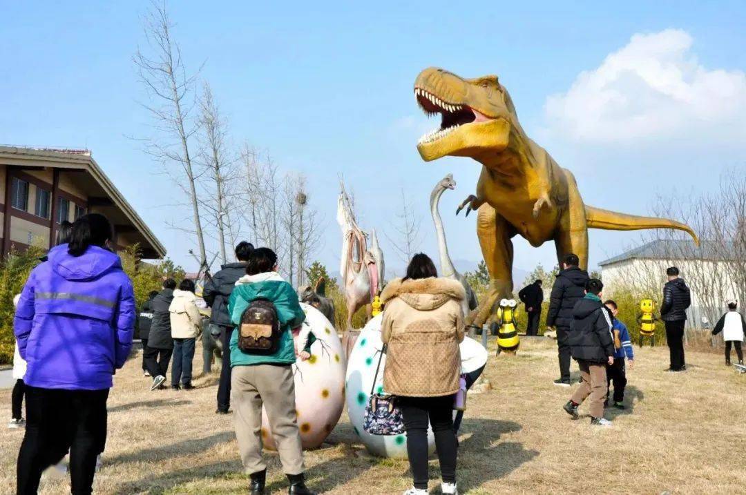 畅快嗨,放肆玩!来嗡嗡乐园,唤醒大朋友的童心,更让小朋友兴奋不已!