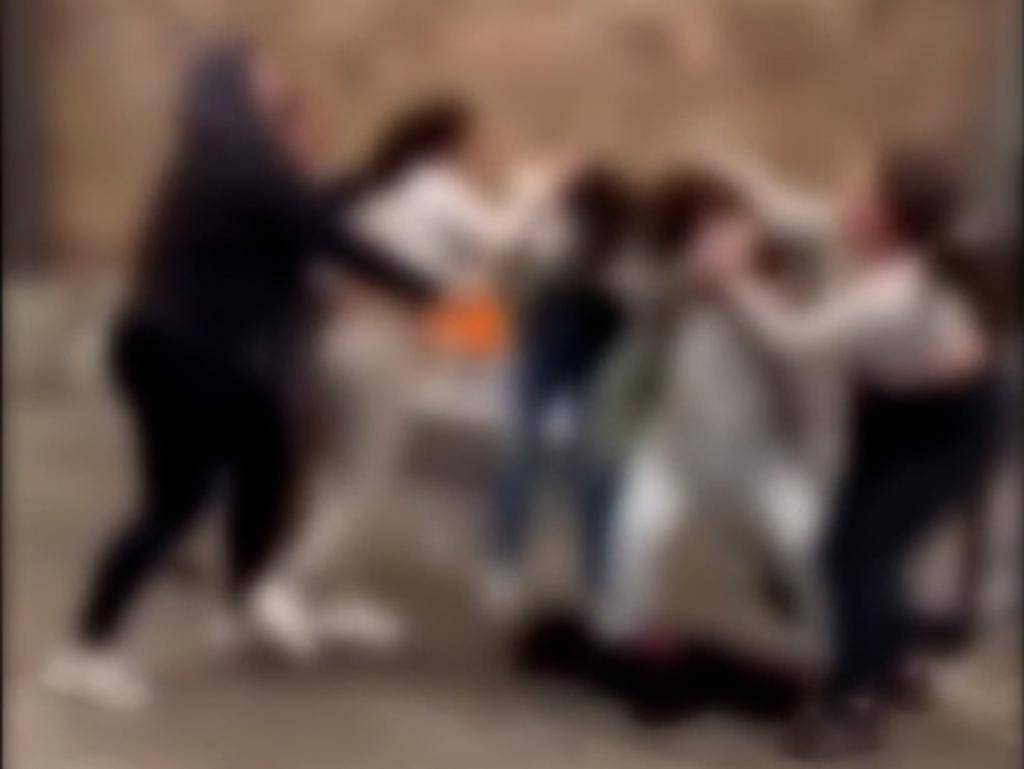 3女1男遭围殴,有人险些被拖入站台,4名少女当场被捕,现场一片混乱!