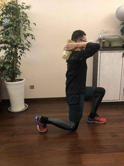 单腿硬拉锻炼目的:增强臀肌和大腿肌肉力量9,屈腿硬拉锻炼目的:增强