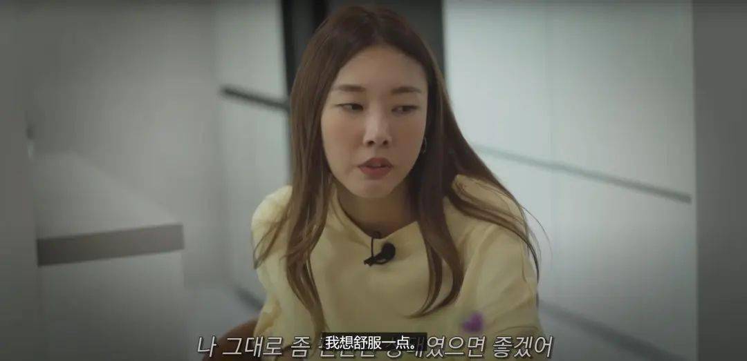 不过,很多人不止攻击韩惠珍的装修品味,还嘲讽她马上40岁了还一个人