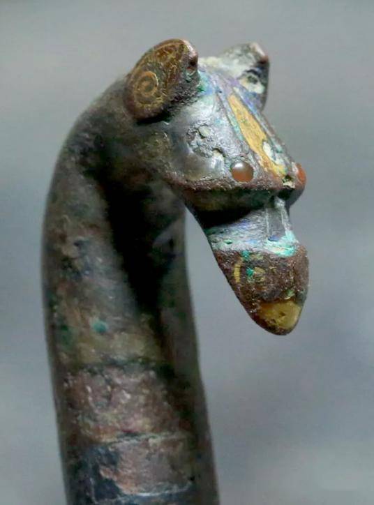 战汉错金银嵌绿松石兽面纹鸑鷟首带钩    作者旧藏一是中原体系,形状