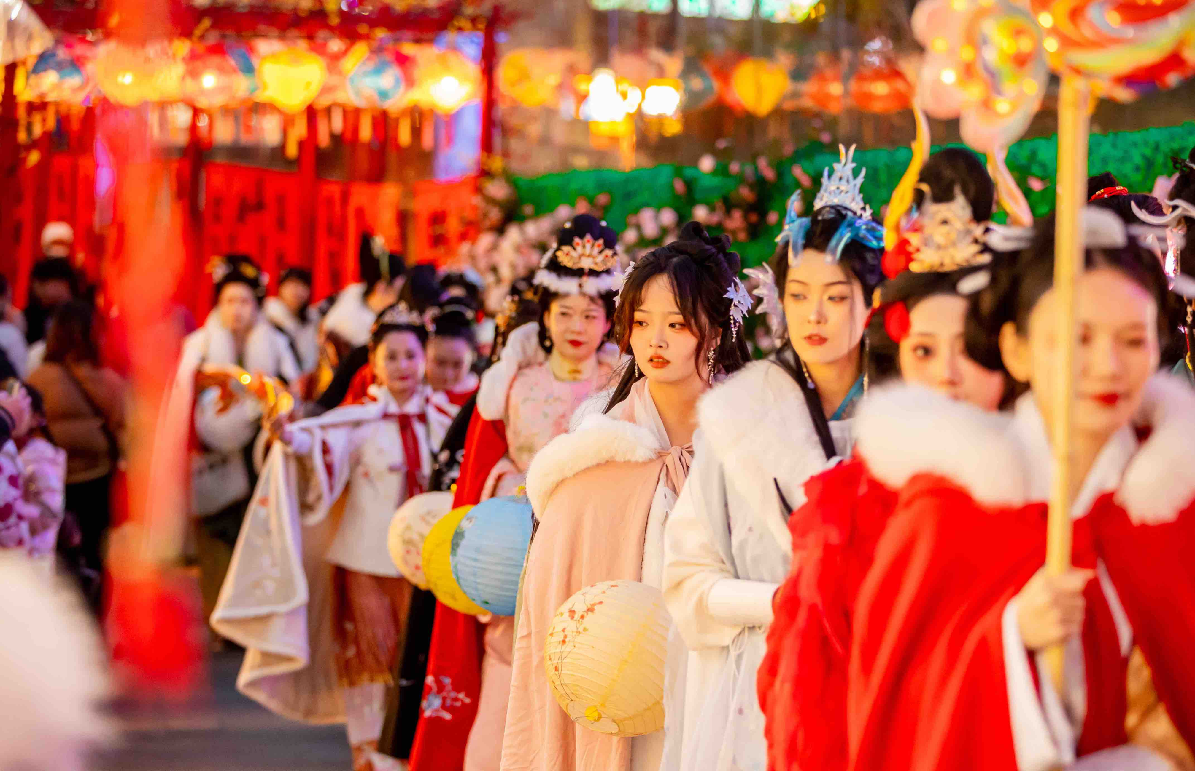 主题火锅游船新产品,还有出圈的龙年特色真人npc"龙九子"带来的沉浸式