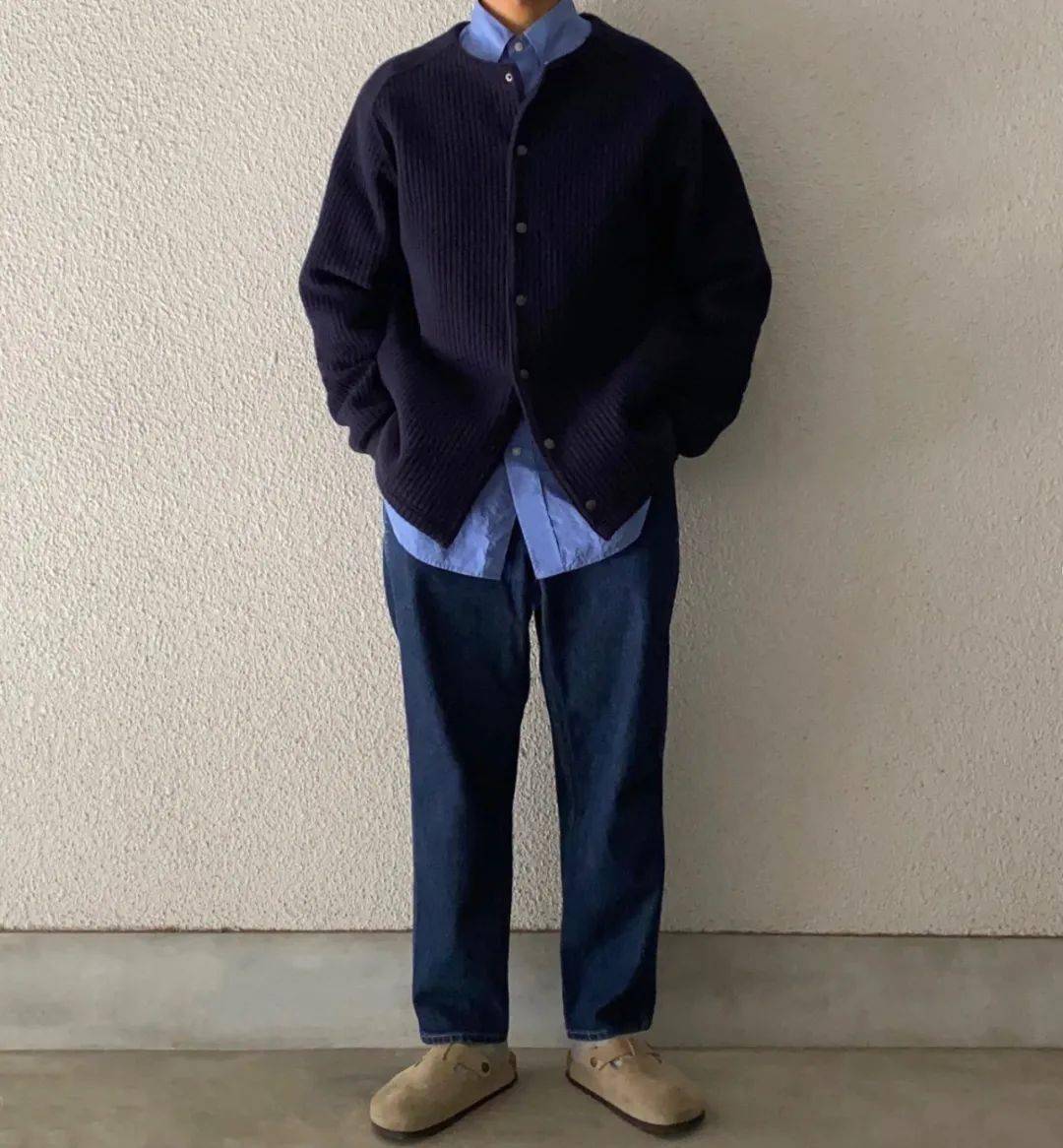 勃肯鞋 × 学院风车银优就身穿宽松版型蓝白条纹衬衫,搭配深色长裤