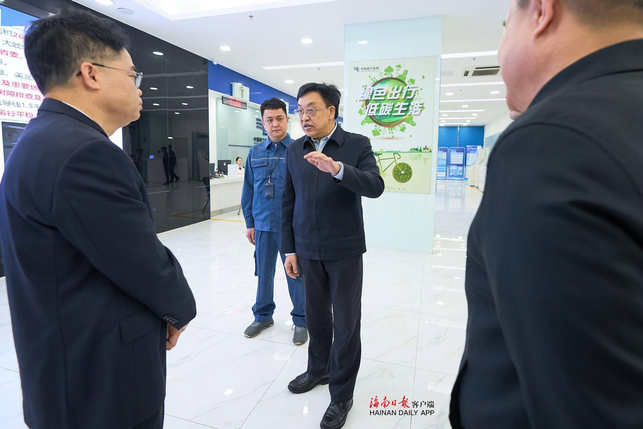 冯飞在海口看望慰问春节坚守岗位一线工作者 -- 图片新闻 -- 海南省