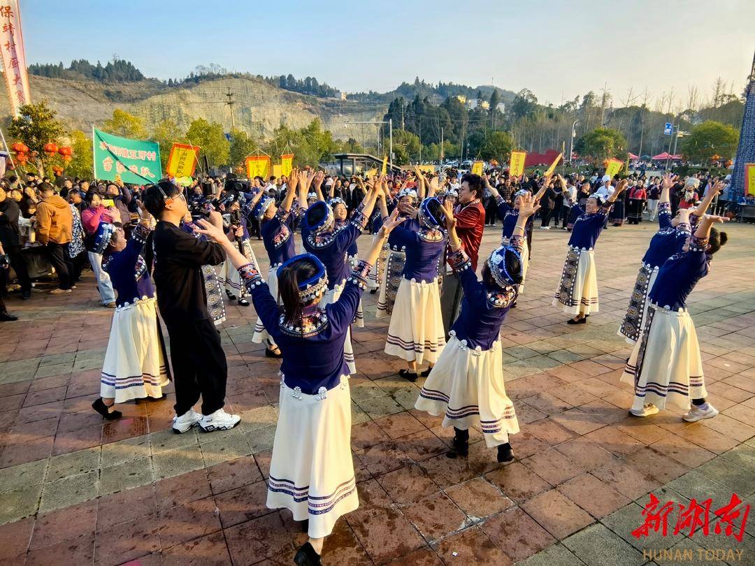 演员黄渤,黄晓明,湘菜大师许菊云,主持人魏哲浩,李莎昮子,万欣,刘梦娜