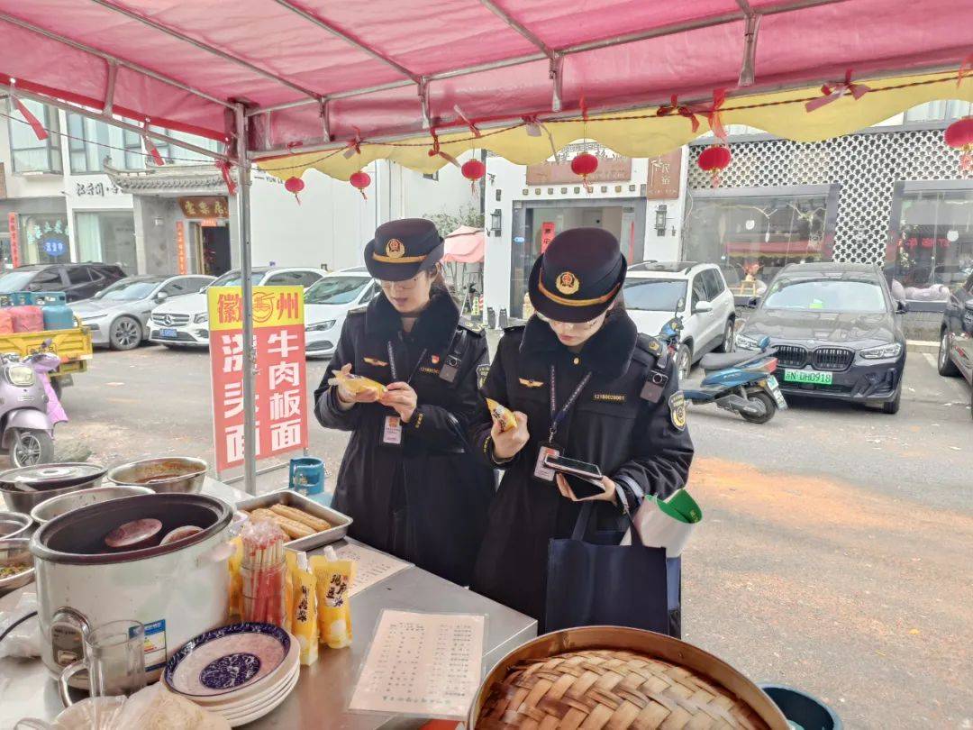 景區市場監管局對餐飲店進行食品安全檢查 金世傑 攝景區綜合執法