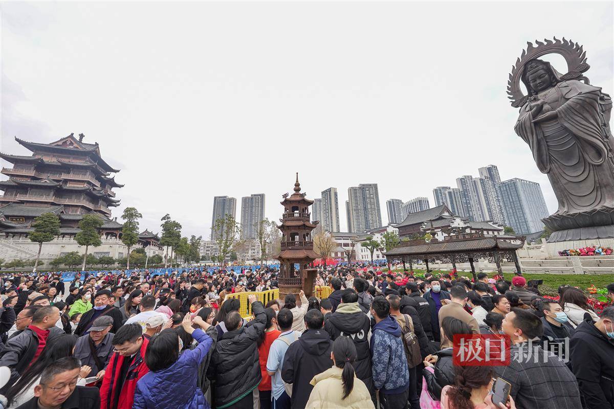 大年初五拜财神,武汉归元寺香客如潮_市民_点燃_道路